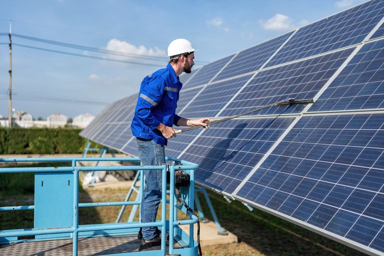 Reinigung mit einer Hebebuehne fuer Solaranlagen