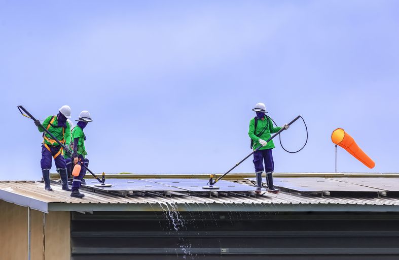 Venus Gruppe auf dem Dach eines Unternehmens das die Solaranlage reinigt 1